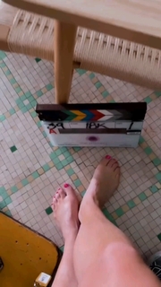 Erin Karpluk feet photo thumbnail