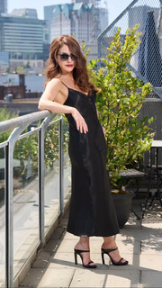 Erin Karpluk feet photo thumbnail