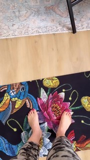 Erin Karpluk feet photo thumbnail