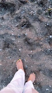 Erin Karpluk feet photo thumbnail