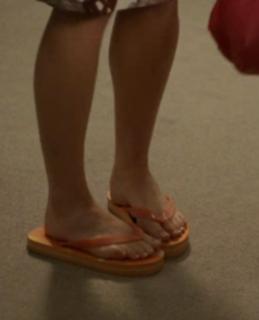Erin Karpluk feet photo thumbnail