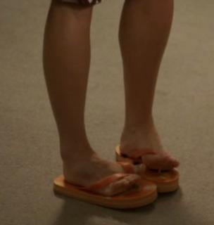 Erin Karpluk feet photo thumbnail