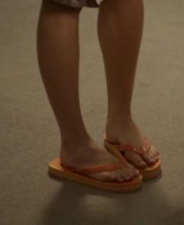 Erin Karpluk feet photo thumbnail
