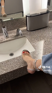 Erin Lim feet photo thumbnail