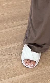 Erin Lim feet photo thumbnail
