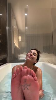 Erin Lim feet photo thumbnail