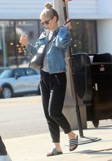 Erin Moriarty feet photo thumbnail
