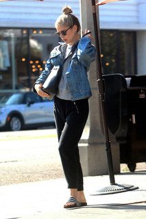 Erin Moriarty feet photo thumbnail