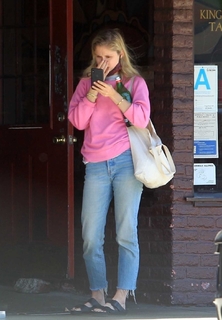 Erin Moriarty feet photo thumbnail