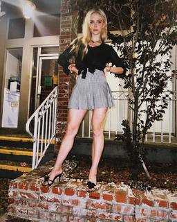 Erin Moriarty feet photo thumbnail