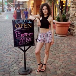 Erin Sanders feet photo thumbnail