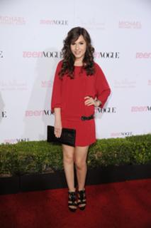 Erin Sanders feet photo thumbnail