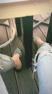 Erin Sanders feet photo thumbnail