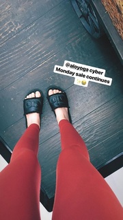 Erin Sanders feet photo thumbnail