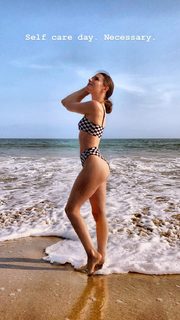 Erin Sanders feet photo thumbnail