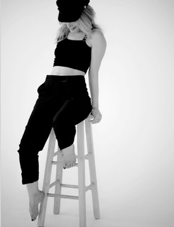 Erin Sanders feet photo thumbnail