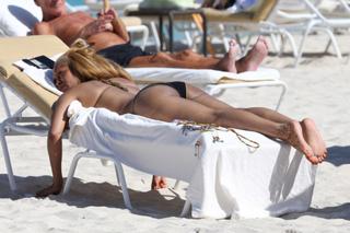 Erykah Badu feet photo thumbnail