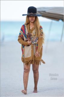 Erykah Badu feet photo thumbnail