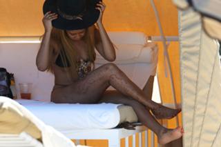 Erykah Badu feet photo thumbnail
