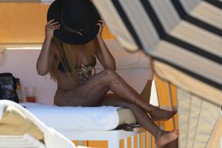 Erykah Badu feet photo thumbnail