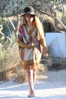 Erykah Badu feet photo thumbnail