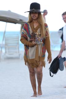 Erykah Badu feet photo thumbnail