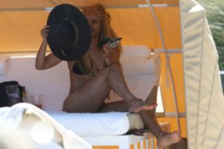 Erykah Badu feet photo thumbnail