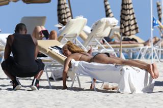 Erykah Badu feet photo thumbnail