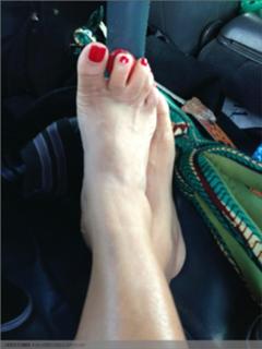 Erykah Badu feet photo thumbnail