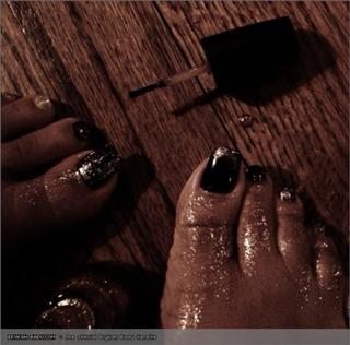 Erykah Badu feet photo thumbnail