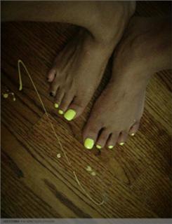Erykah Badu feet photo thumbnail