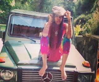 Erykah Badu feet photo thumbnail