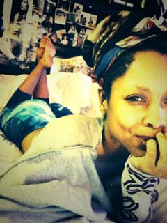 Erykah Badu feet photo thumbnail