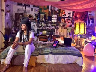 Erykah Badu feet photo thumbnail
