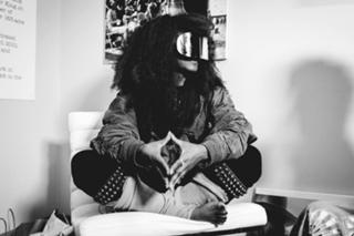 Erykah Badu feet photo thumbnail