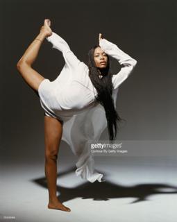 Erykah Badu feet photo thumbnail