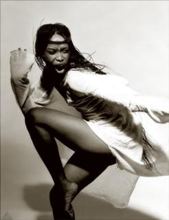 Erykah Badu feet photo thumbnail