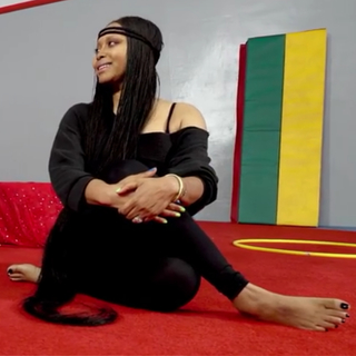 Erykah Badu feet photo thumbnail