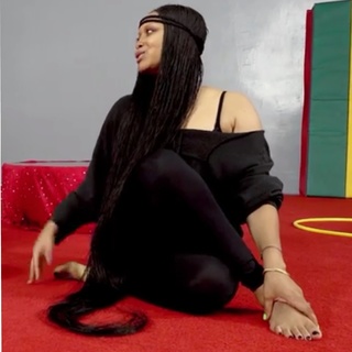 Erykah Badu feet photo thumbnail