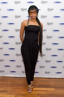 Erykah Badu feet photo thumbnail