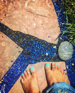 Erykah Badu feet photo thumbnail