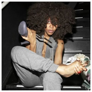 Erykah Badu feet photo thumbnail