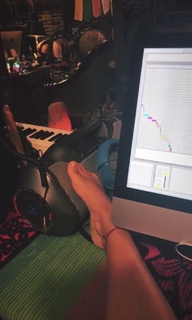 Erykah Badu feet photo thumbnail