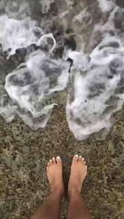 Erykah Badu feet photo thumbnail