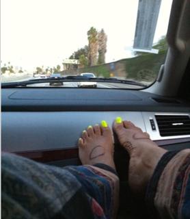 Erykah Badu feet photo thumbnail
