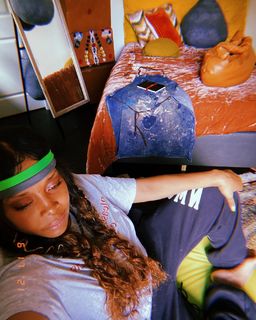 Erykah Badu feet photo thumbnail