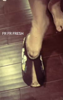 Erykah Badu feet photo thumbnail