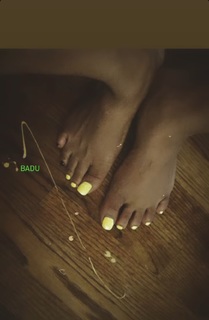 Erykah Badu feet photo thumbnail