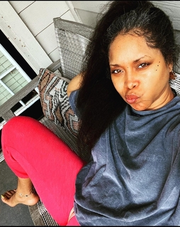 Erykah Badu feet photo thumbnail