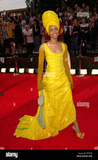 Erykah Badu feet photo thumbnail